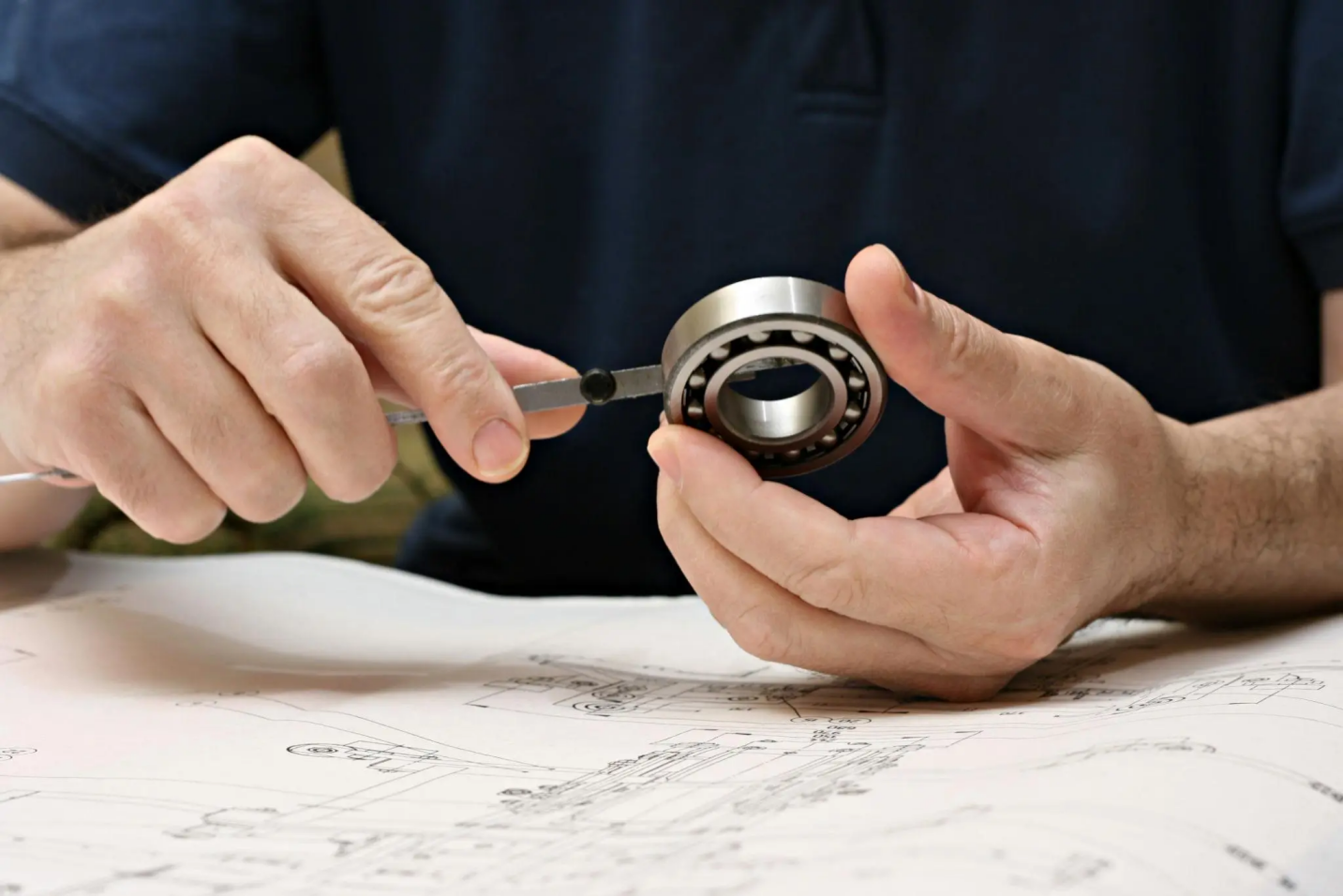 technician measuring deep groove ball bearing bore diameter for bearing selection